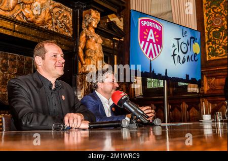 20141023 - ANTWERPEN, BELGIQUE: Christian Prudhomme, directeur cycliste du Tour de France , Anvers alderman Ludo Van Campenhout et photographié lors d'une conférence de presse sur l'édition 2015 de la course cycliste Tour de France, jeudi 23 octobre 2014, à Anvers. La troisième étape du Tour commencera à Anvers et se terminera à Huy sur 6 juillet et la quatrième étape commencera à Seraing et se terminera à Cambrai, en France, sur 7 juillet. BELGA PHOTO JONAS ROOSENS Banque D'Images