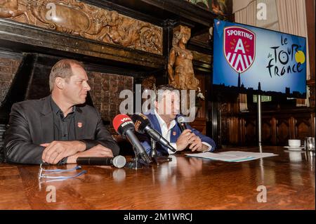 20141023 - ANTWERPEN, BELGIQUE: Christian Prudhomme, directeur cycliste du Tour de France , Anvers alderman Ludo Van Campenhout photographié lors d'une conférence de presse sur l'édition 2015 de la course cycliste Tour de France, jeudi 23 octobre 2014, à Antwerpen. La troisième étape du Tour commencera à Anvers et se terminera à Huy sur 6 juillet et la quatrième étape commencera à Seraing et se terminera à Cambrai, en France, sur 7 juillet. BELGA PHOTO JONAS ROOSENS Banque D'Images