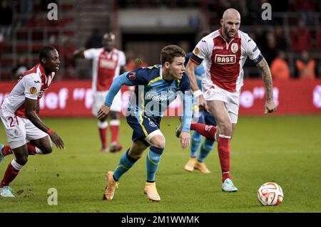 20141023 - LIEGE, BELGIQUE : Eyong Enoh de Standard, Kevin Gameiro de Séville et Jelle Van Damme de Standard photographiés en action lors d'un troisième match de groupe entre l'équipe belge de football de première division Standard de Liège et le club espagnol Sevilla FC, dans le groupe G du concours UEFA Europa League, le jeudi 23 octobre 2014 à Liège. BELGA PHOTO NICOLAS LAMBERT Banque D'Images