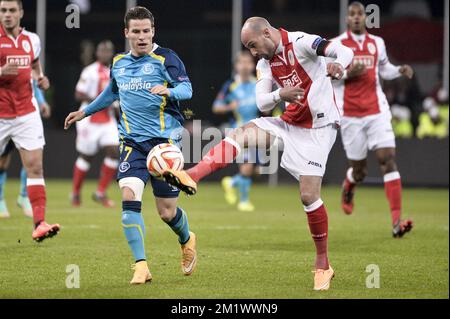 20141023 - LIEGE, BELGIQUE : Kevin Gameiro de Séville et Laurent Ciman de Standard photographiés en action lors d'un troisième jeu de groupe entre l'équipe belge de football de première division Standard de Liège et le club espagnol Sevilla FC, dans le groupe G du concours UEFA Europa League, le jeudi 23 octobre 2014 à Liège. BELGA PHOTO NICOLAS LAMBERT Banque D'Images