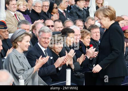 20141028 - NIEUWPOORT, BELGIQUE : Reine Mathilde de Belgique, Roi Philippe - Filip de Belgique, Princesse néerlandaise Beatrix, Princesse Lalla Salma du Maroc, gouverneur général du Canada David Johnston, Siegfried Bracke, président de chambre, et Angela Merkel, chancelière allemande, assistent à une cérémonie commémorant le 100th anniversaire de la « bataille d'Ypres » pendant la première Guerre mondiale, au monument du roi Albert I à Nieuwpoort, le mardi 28 octobre 2014. La première bataille d'Ypres a duré du 19 octobre 1914 au 22 novembre 1914. BELGA PHOTO THIERRY ROGE Banque D'Images