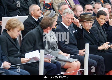20141028 - NIEUWPOORT, BELGIQUE: La chancelière allemande Angela Merkel, le grand-duc Henri de Luxembourg, la reine Mathilde Belgique, la princesse néerlandaise Beatrix et la princesse Lalla Salma du Maroc assistent à une cérémonie commémorant le 100th anniversaire de la « bataille d'Ypres » pendant la première Guerre mondiale, Au monument du roi Albert I à Nieuwpoort, mardi 28 octobre 2014. La première bataille d'Ypres a duré du 19 octobre 1914 au 22 novembre 1914. BELGA PHOTO THIERRY ROGE Banque D'Images