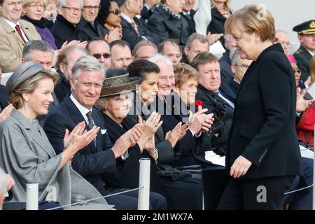 20141028 - NIEUWPOORT, BELGIQUE : Reine Mathilde de Belgique, Roi Philippe - Filip de Belgique, Princesse néerlandaise Beatrix, Princesse Lalla Salma du Maroc, gouverneur général du Canada David Johnston, Siegfried Bracke, président de chambre, et Angela Merkel, chancelière allemande, assistent à une cérémonie commémorant le 100th anniversaire de la « bataille d'Ypres » pendant la première Guerre mondiale, au monument du roi Albert I à Nieuwpoort, le mardi 28 octobre 2014. La première bataille d'Ypres a duré du 19 octobre 1914 au 22 novembre 1914. BELGA PHOTO THIERRY ROGE Banque D'Images