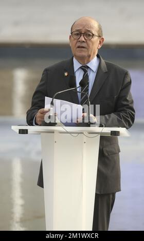 20141028 - NIEUWPOORT, BELGIQUE: Le ministre français de la Défense Jean Yves le Drian prononce un discours lors d'une cérémonie commémorant le 100th anniversaire de la « bataille d'Ypres » pendant la première Guerre mondiale, au monument du roi Albert I à Nieuwpoort, le mardi 28 octobre 2014. La première bataille d'Ypres a duré du 19 octobre 1914 au 22 novembre 1914. BELGA PHOTO POOL ERIC HERCHAFT Banque D'Images