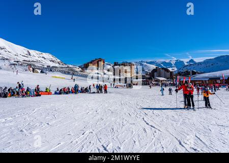 Alpe d'Huez, France - 31.12.2021 : ski, télésièges dans la station de ski alpin par une journée d'hiver. Vacances d'hiver, vacances en famille dans les montagnes enneigées. Photo de haute qualité Banque D'Images