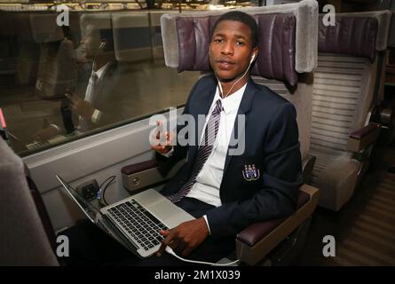 20141103 - BRUXELLES, BELGIQUE: Ibrahima Conte d'Anderlecht photographié au départ de l'équipe belge de football RSCA Anderlecht à la gare de Bruxelles-Sud (midi - Zuid), sur la route de l'Angleterre avec Eurostar, le lundi 03 novembre 2014. Demain, Anderlecht joue à l'équipe anglaise Arsenal dans le quatrième jour de l'étape de groupe de la Ligue des champions de l'UEFA, dans le groupe D. BELGA PHOTO VIRGINIE LEFOUR Banque D'Images