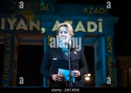 Berlin, Allemagne. 13th décembre 2022. Le maire de Berlin, FRANZISKA GIFFEY, a prononcé un discours émouvant à la porte de Brandebourg à 13 décembre 2022, en solidarité avec les manifestants iraniens. Sur la porte de Brandebourg a été écrit: Jin, Jiyan, Azadi, Zan, Zendegi Azadi, Femme, vie, liberté. Les victimes qui ont perdu la vie lors de la manifestation en Iran se sont également souvenes ce soir-là. L'exécution renouvelée d'un adversaire du régime en Iran a causé horreur et indignation dans l'Union européenne. Dans une déclaration commune, les ministres des Affaires étrangères de l'UE ont condamné les exécutions dans les termes les plus énergiques. Ils ont appelé Banque D'Images