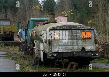 Vieux camion-citerne rouillé utilisé par les liquidateurs dans la zone de catastrophe nucléaire de tchernobyl Banque D'Images