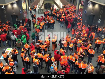 20141106 - ANTWERPEN, BELGIQUE: Illustration montre des travailleurs du port d'Anvers à la gare centrale d'Anvers, pour se rendre à une grève nationale à Bruxelles, le jeudi 06 novembre 2014 à Anvers. Les syndicats belges ont appelé à une grève dans la capitale belge pour protester contre les projets du gouvernement Michel I. PHOTO DE BELGA CHRISTOPH MEEUSSEN Banque D'Images