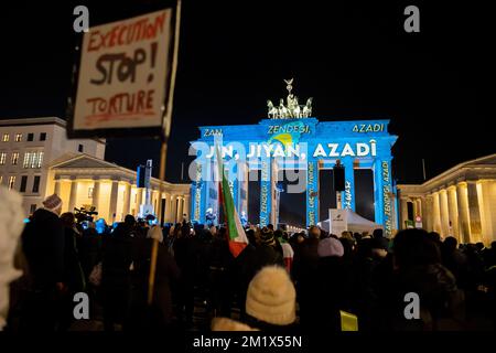 Berlin, Allemagne. 13th décembre 2022. La porte de Brandebourg est illuminée par le lettrage perse 'Zan - Zendegi - Azadi' ('Femme - vie - liberté') lors d'une manifestation de solidarité avec les manifestations en Iran. Credit: Christoph Soeder/dpa/Alay Live News Banque D'Images