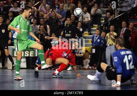 COUPE FUTSAL DE L'UEFA : BOOMERANG INTERVIU MADRID V ACTION 21 CHARLEROI VIARA FLAVIO SERGIO / DE OLIVERA VANDERLEI ANDRE / JESUS CLAVERIA DOMINGUEZ PHOTO DE VINCENT VAN DOORNICK / IS Banque D'Images