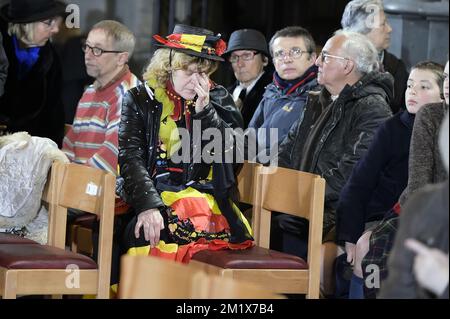 20141212 - BRUXELLES, BELGIQUE: Illustration montre une femme portant un costume de drapeau belge lors de la cérémonie funéraire à l'église notre-Dame (Eglise notre-Dame de Laeken / Laken onze-Lieve-Vrouwekerk), dans le cadre de la cérémonie funéraire de la reine Fabiola à Bruxelles, vendredi 12 décembre 2014. La reine Fabiola de Mora y Aragon, veuve du roi belge Boudewijn - Baudouin, est décédée le vendredi 5 décembre à l'âge de 86 ans. BELGA PHOTO YORICK JANSENS Banque D'Images