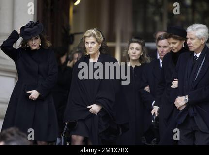 20141212 - BRUXELLES, BELGIQUE: Princesse Esmeralda (L) et princesse Lea (2L) photographiées à la fin de la cérémonie funéraire à l'église notre-Dame (Eglise notre-Dame de Laeken / Laken onze-Lieve-Vrouwekerk), dans le cadre de la cérémonie funéraire de la reine Fabiola à Bruxelles, le vendredi 12 décembre 2014. La reine Fabiola de Mora y Aragon, veuve du roi belge Boudewijn - Baudouin, est décédée vendredi 5 décembre à l'âge de 86 ans, elle reste dans la crypte royale de l'église Laken. BELGA PHOTO NICOLAS MATERLINCK Banque D'Images