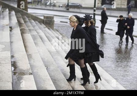 20141212 - BRUXELLES, BELGIQUE : arrivée de la princesse Lea (L) et de la princesse Esmeralda (R) photographiées à l'arrivée du cortège funéraire à l'église notre-Dame (Eglise notre-Dame de Laeken / Laken onze-Lieve-Vrouwekerk), dans le cadre de la cérémonie funéraire de la reine Fabiola à Bruxelles, le vendredi 12 décembre 2014. La reine Fabiola de Mora y Aragon, veuve du roi belge Boudewijn - Baudouin, est décédée le vendredi 5 décembre à l'âge de 86 ans. BELGA PHOTO NICOLAS MATERLINCK Banque D'Images