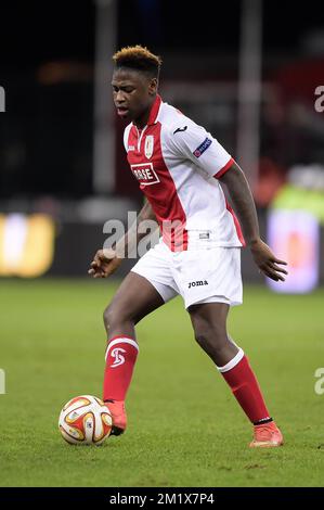 20141211 - LIEGE, BELGIQUE : Tortol Lumanza de Standard photographié en action lors d'un match entre Standard de Liège et l'équipe néerlandaise Feyenoord le dernier jour de l'étape de groupe du tournoi Europa League, dans le groupe G, au stade de Liège, jeudi 11 décembre 2014. BELGA PHOTO YORICK JANSENS Banque D'Images