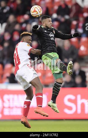 20141211 - LIEGE, BELGIQUE : Le Tortol Lumanza de Standard et le milieu de terrain de Feyenoord Tonny Trindade de Vilhena se battent pour le ballon lors d'un match entre Standard de Liège et l'équipe néerlandaise Feyenoord le dernier jour de la phase de groupe du tournoi Europa League, dans le groupe G, au stade de Liège, jeudi 11 décembre 2014. BELGA PHOTO YORICK JANSENS Banque D'Images