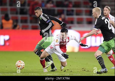 20141211 - LIEGE, BELGIQUE : Tonny Trindade de Vilhena, milieu de terrain de Feyenoord, et Yuji Ono de Standard, combattent pour le ballon lors d'un match entre Standard de Liège et l'équipe néerlandaise Feyenoord le dernier jour de la phase de groupe du tournoi Europa League, dans le groupe G, au stade de Liège, jeudi 11 décembre 2014. BELGA PHOTO YORICK JANSENS Banque D'Images