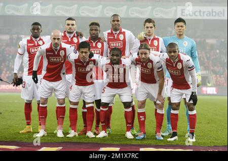 20141211 - LIEGE, BELGIQUE : (haut), Geoffrey Mujangi BIA de Standard, Tony Watt de Standard, Tortol Lumanza de Standard, Ricardo Faty de Standard, Corentin Fiore de Standard, Eiji Kawashima (Down), Laurent Ciman de Standard, Yuji Ono de Standard, Jeff Louis de Standard, Ronnie Stam de Standard et Darwin Andrade de de Standard posent pour un portrait de famille avant un match entre Standard de Liège et l'équipe néerlandaise Feyenoord le dernier jour de la phase de groupe du tournoi Europa League, Dans le groupe G, au stade de Liège, jeudi 11 décembre 2014. BELGA PHOTO YORICK JANSENS Banque D'Images