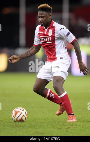 20141211 - LIEGE, BELGIQUE : Tortol Lumanza de Standard photographié en action lors d'un match entre Standard de Liège et l'équipe néerlandaise Feyenoord le dernier jour de l'étape de groupe du tournoi Europa League, dans le groupe G, au stade de Liège, jeudi 11 décembre 2014. BELGA PHOTO YORICK JANSENS Banque D'Images