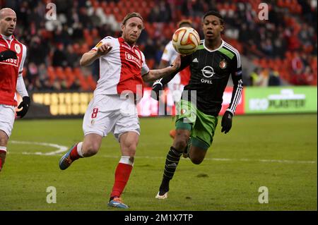 20141211 - LIEGE, BELGIQUE : Ronnie Stam de Standard et Jean-Paul Boetius de Feyenoord en avant, photographiés lors d'un match entre Standard de Liège et l'équipe néerlandaise Feyenoord le dernier jour de la phase de groupe du tournoi Europa League, dans le groupe G, au stade de Liège, jeudi 11 décembre 2014. BELGA PHOTO NICOLAS LAMBERT Banque D'Images