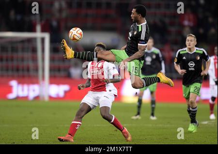 20141211 - LIEGE, BELGIQUE : Tortol Lumanza de Standard et Colin Kazim Richards de Feyenoord se battent pour le ballon lors d'un match entre Standard de Liège et l'équipe néerlandaise Feyenoord le dernier jour de la phase de groupe du tournoi Europa League, dans le groupe G, au stade de Liège, jeudi 11 décembre 2014. BELGA PHOTO YORICK JANSENS Banque D'Images