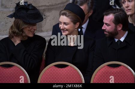 20141212 - BRUXELLES, BELGIQUE : Princesse Esmeralda, comtesse belge Stephanie de Lannoy et prince Guillaume, grand-duc héréditaire de Luxembourg photographié lors de la cérémonie funèbre de la reine Fabiola à la cathédrale Saint Michel et Saint Gudula (cathédrale des Saints Michel et Gudule / Sint-Michiels- en Sint-Goedele kaphedraal) à Bruxelles, le vendredi 12 décembre 2014. La reine Fabiola de Mora y Aragon, veuve du roi belge Boudewijn - Baudouin, est décédée le vendredi 5 décembre à l'âge de 86 ans. BELGA PHOTO BENOIT DOPPAGNE Banque D'Images