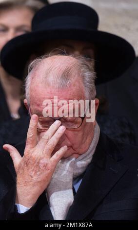 20141212 - BRUXELLES, BELGIQUE : le roi Albert II de Belgique photographié lors de la cérémonie funéraire de la reine Fabiola à la cathédrale Saint-Michel et Saint-Gudula (Cathédrale Saint-Michel et Gudule / Sint-Michiels- en Sint-Goedele katheddraal) à Bruxelles, le vendredi 12 décembre 2014. La reine Fabiola de Mora y Aragon, veuve du roi belge Boudewijn - Baudouin, est décédée le vendredi 5 décembre à l'âge de 86 ans. BELGA PHOTO BENOIT DOPPAGNE Banque D'Images