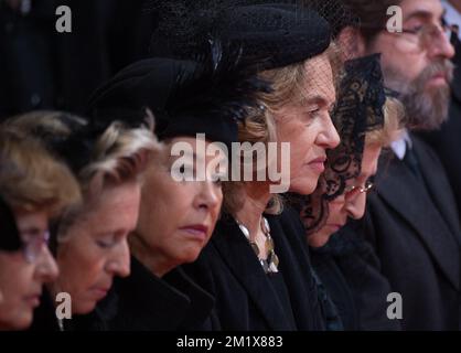 20141212 - BRUXELLES, BELGIQUE: La famille espagnole de la reine Fabiola photographiée lors de la cérémonie funéraire de la reine Fabiola à la cathédrale Saint Michel et Saint Gudula (Cathédrale Saint Michel et Gudule / Sint-Michiels- en Sint-Goedele kathedraal) à Bruxelles, le vendredi 12 décembre 2014. La reine Fabiola de Mora y Aragon, veuve du roi belge Boudewijn - Baudouin, est décédée le vendredi 5 décembre à l'âge de 86 ans. BELGA PHOTO BENOIT DOPPAGNE Banque D'Images