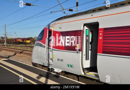 LNER Azuma attendant avec un express en direction du nord à Peterborough, Cambridgeshire, Angleterre, Royaume-Uni Banque D'Images