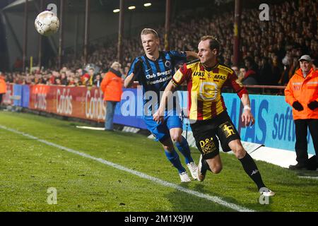 20141217 - LOKEREN, BELGIQUE: Nikola Storm du Club et Tim Mattys de Mechelen se battent pour le ballon lors du premier match de la finale de la coupe Cofidis 1/4 entre KV Mechelen et le Club Brugge, à Mechelen, le mercredi 17 décembre 2014. BELGA PHOTO BRUNO FAHY Banque D'Images