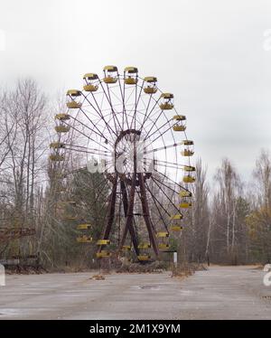 La célèbre roue de ferris abandonnée et rouillée située au parc d'attractions de prypiat dans la zone d'exclusion de catastrophe nucléaire de tchernobyl Banque D'Images