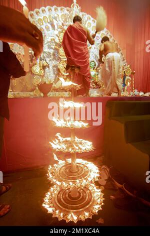 Howrah, Inde - 15 octobre 2021 : le dévot allume 108 lampes pendant Sandhi Puja, la jonction sacrée d'Ashtami, huitième jour et de Nabami. Banque D'Images