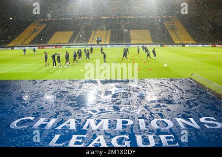 20141208 - DORTMUND, ALLEMAGNE: Illustration montre une formation de l'équipe belge RSC Anderlecht, au stade Dortmund signal Iduna Park, Allemagne, lundi 08 décembre 2014. Anderlecht jouera demain contre la Borussia allemande Dortmund le dernier jour de la phase de groupe de la Ligue des champions de l'UEFA, dans le groupe D. BELGA PHOTO VIRGINIE LEFOUR Banque D'Images