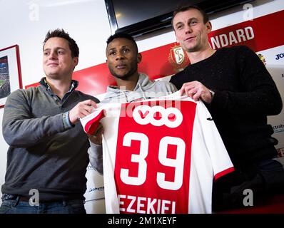 20150203 - LIEGE, BELGIQUE : Pierre Locht, directeur de l'équipe et attaché de presse de Standard, Imoh Ezekiel, nouveau joueur de Standard et Axel Lawaree, conseiller sportif de Standard posent pour le photographe lors d'une conférence de presse de l'équipe belge de football de première division Standard de Liège pour présenter un nouveau joueur, mardi 03 février 2015, à Liège. L'attaquant nigérian Imoh Ezekiel vient sur prêt du club qatari Al-Arabi, il a déjà joué pour Standard de 2011 à 2014. BELGA PHOTO LAURIE DIEFFEMBACQ Banque D'Images