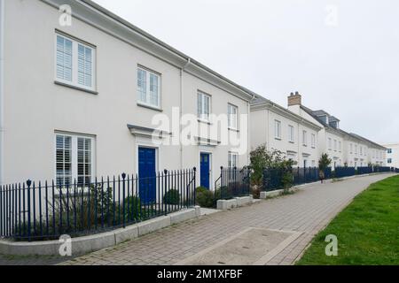 Une rangée de maisons mitoyennes de deux et trois étages à Nansledan, un développement du duché de Cornouailles à Newquay, Cornouailles, Angleterre du Sud-Ouest, Royaume-Uni Banque D'Images