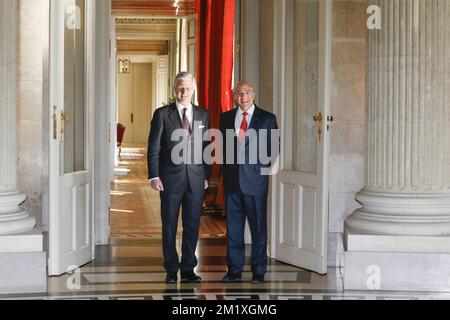 20150204 - BRUXELLES, BELGIQUE : le roi Philippe - Filip de Belgique et José Angel Gurría, secrétaire général de l'OCDE, posent pour les photographes dans le château royal Laken/Laeken, Bruxelles, le mercredi 04 février 2015. Aujourd'hui, le roi belge rencontre le secrétaire général de l'Organisation de coopération et de développement économiques (OCDE). BELGA PHOTO THIERRY ROGE Banque D'Images