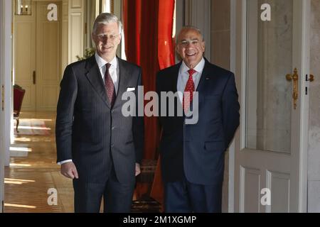 20150204 - BRUXELLES, BELGIQUE : le roi Philippe - Filip de Belgique et José Angel Gurría, secrétaire général de l'OCDE, posent pour les photographes dans le château royal Laken/Laeken, Bruxelles, le mercredi 04 février 2015. Aujourd'hui, le roi belge rencontre le secrétaire général de l'Organisation de coopération et de développement économiques (OCDE). BELGA PHOTO THIERRY ROGE Banque D'Images