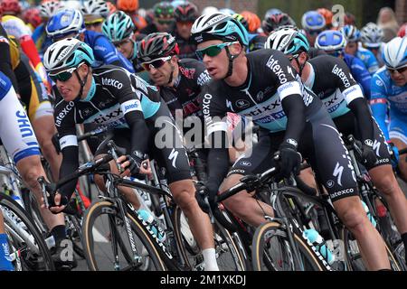 20150320 - KORTEMARK, BELGIQUE: Italien Matteo Trentin de l'équipe Ettix - Quick-Step et belge Iljo Keisse de l'équipe Ettix - Quick-Step photographié en action lors de la course cycliste 'Handzame Classic' à Handzame, Kortemark, vendredi 20 mars 2015. BELGA PHOTO DAVID STOCKMAN Banque D'Images