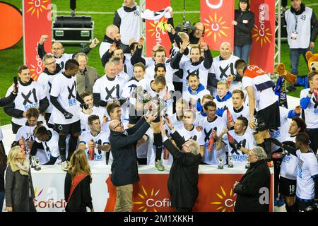 Les joueurs du Club célèbrent avec le capitaine Timmy Simons qui reçoit la coupe du Premier ministre Charles Michel et le président du syndicat belge de football KBCB-URBSFA François de Keersmaecker sur le podium après avoir remporté 2-1 le match final de la coupe belge Cofidis entre le Club Brugge KV et le RSC Anderlecht, Dimanche 22 mars 2015 au Koning Boudewijn Stadion - Stade Roi Baudouin à Bruxelles. Banque D'Images