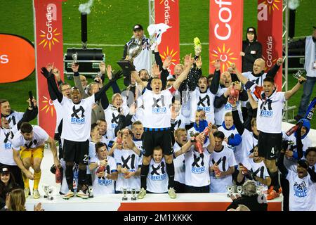 Les joueurs du Club célèbrent avec le capitaine Timmy Simons tenant la coupe sur le podium après avoir remporté 2-1 le match final de la coupe Belge Cofidis entre le Club Brugge KV et le RSC Anderlecht, dimanche 22 mars 2015 au Koning Boudewijn Stadion - Stade Roi Baudouin à Bruxelles. Banque D'Images