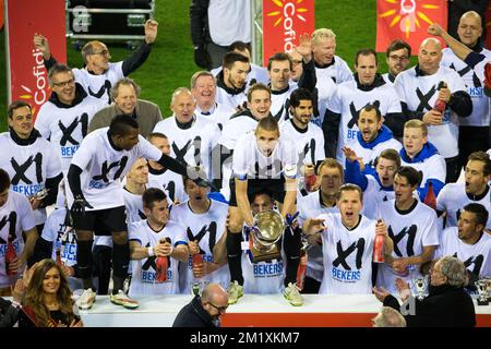 Les joueurs du Club célèbrent avec le capitaine Timmy Simons tenant la coupe sur le podium après avoir remporté 2-1 le match final de la coupe Belge Cofidis entre le Club Brugge KV et le RSC Anderlecht, dimanche 22 mars 2015 au Koning Boudewijn Stadion - Stade Roi Baudouin à Bruxelles. Banque D'Images