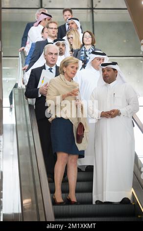 20150323 - DOHA, QATAR : le conseiller de la princesse Astrid, Jan Mattysen, et la princesse Astrid de Belgique, photographiés le troisième jour d'une mission économique de la princesse belge Astrid au Qatar et aux Émirats arabes Unis du 21 au 27 mars, lundi 23 mars 2015 à Doha, Qatar. BELGA PHOTO BENOIT DOPPAGNE Banque D'Images