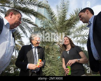 20150324 - DOHA, QATAR: Philippe Stassen, PDG de Neobulles, Vice-Premier ministre et ministre des Affaires étrangères Didier Reynders ancien joueur de tennis Justine Henin et Pierre-Yves Jacqmin, directeur des exportations de Neobulles, photographiés le quatrième jour d'une mission économique de la princesse belge Astrid au Qatar et aux Émirats arabes Unis du 21 au 27 mars, mardi 24 mars 2015 à Doha, Qatar. BELGA PHOTO BENOIT DOPPAGNE Banque D'Images