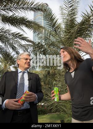 20150324 - DOHA, QATAR: Vice-Premier ministre et ministre des Affaires étrangères Didier Reynders et ancienne joueuse de tennis Justine Henin photo du quatrième jour d'une mission économique de la princesse belge Astrid au Qatar et aux Émirats arabes Unis du 21 au 27 mars, mardi 24 mars 2015 à Doha, Qatar. BELGA PHOTO BENOIT DOPPAGNE Banque D'Images