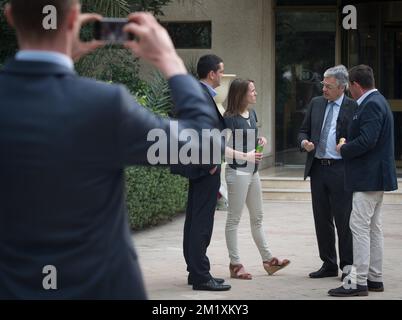 20150324 - DOHA, QATAR: Pierre-Yves Jacqmin, directeur des exportations de Neobulles, ancienne joueuse de tennis Justine Henin, Vice-Premier ministre et ministre des Affaires étrangères Didier Reynders et le PDG de Neobulles Philippe Stassen, photographiés le quatrième jour d'une mission économique de la princesse belge Astrid au Qatar et aux Émirats arabes Unis du 21 au 27 mars, mardi 24 mars 2015 à Doha, au Qatar. BELGA PHOTO BENOIT DOPPAGNE Banque D'Images