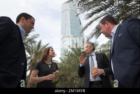 20150324 - DOHA, QATAR: Pierre-Yves Jacqmin, directeur des exportations de Neobulles, ancienne joueuse de tennis Justine Henin, Vice-Premier ministre et ministre des Affaires étrangères Didier Reynders et le PDG de Neobulles Philippe Stassen, photographiés le quatrième jour d'une mission économique de la princesse belge Astrid au Qatar et aux Émirats arabes Unis du 21 au 27 mars, mardi 24 mars 2015 à Doha, au Qatar. BELGA PHOTO BENOIT DOPPAGNE Banque D'Images