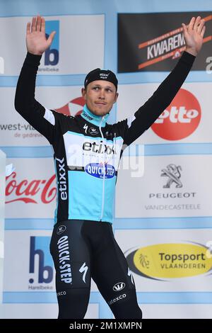 Italien Matteo Trentin de l'équipe Ettix - Quick-Step Célébrez sur le podium après l'édition 58th de la course cycliste 'E3 prijs Vlaanderen Harelbeke', 215,3km de et à Hrelbeke, vendredi 27 mars 2015. BELGA PHOTO LUC CLAESSEN Banque D'Images