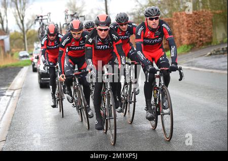 20150402 - OUDENARDE, BELGIQUE: Silvan Dillier suisse de BMC Racing Team, Greg Van Avermaet belge de BMC Racing Team, German Marcus Burghardt de BMC Racing Team, Jempy Drucker de l'équipe de course BMC de Luxembourg et Daniel OSS italien de l'équipe de course BMC photographiés lors de la reconnaissance de la piste de la course cycliste 'ronde van Vlaanderen - Tour des Flandres - Tour de Flandre' de dimanche prochain, jeudi 02 avril 2015, à Oudenaarde. BELGA PHOTO LUC CLAESSEN Banque D'Images