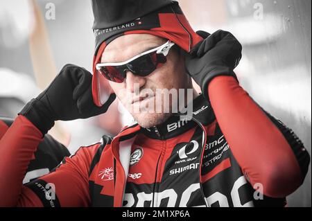 20150402 - OUDENAARDE, BELGIQUE: Belge Greg Van Avermaet de BMC Racing Team photographié avant la reconnaissance de la piste du dimanche prochain 'ronde van Vlaanderen - Tour des Flandres - Tour de Flandre' course cycliste, jeudi 02 avril 2015, à Oudenaarde. BELGA PHOTO LUC CLAESSEN Banque D'Images