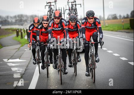 20150402 - OUDENAARDE, BELGIQUE : Jempy Drucker de l'équipe BMC Racing au Luxembourg, Silvan Dillier Suisse de l'équipe BMC Racing, Daniel OSS italien de l'équipe BMC Racing, Belge Greg Van Avermaet de BMC Racing Team et Suisse Michael Schar de BMC Racing Team photographiés lors de la reconnaissance de la piste de la course cycliste 'ronde van Vlaanderen - Tour des Flandres - Tour de Flandre' du dimanche prochain, jeudi 02 avril 2015, à Oudenaarde. BELGA PHOTO LUC CLAESSEN Banque D'Images